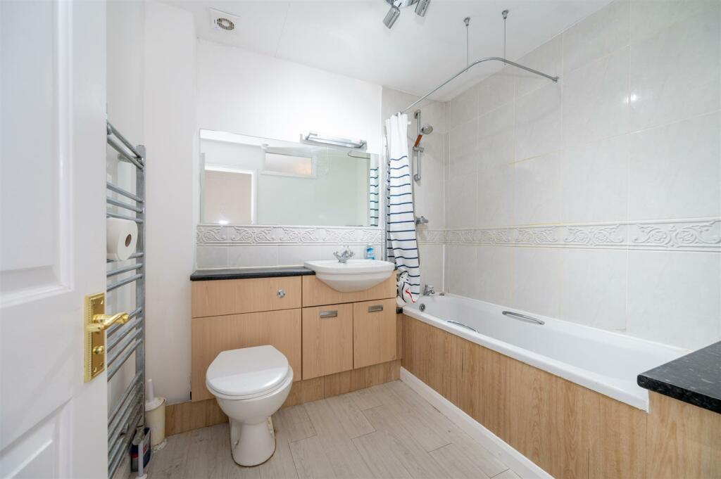 18 Broad Gardens 24 18.jpg