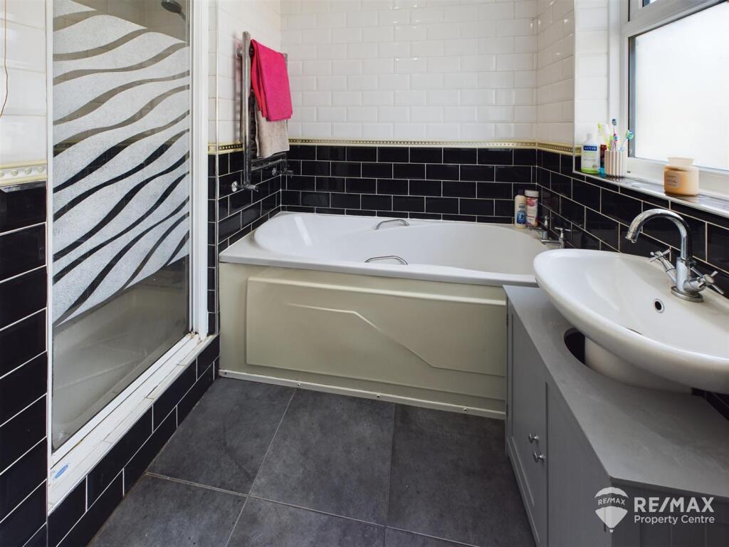 Bathroom (2).jpg
