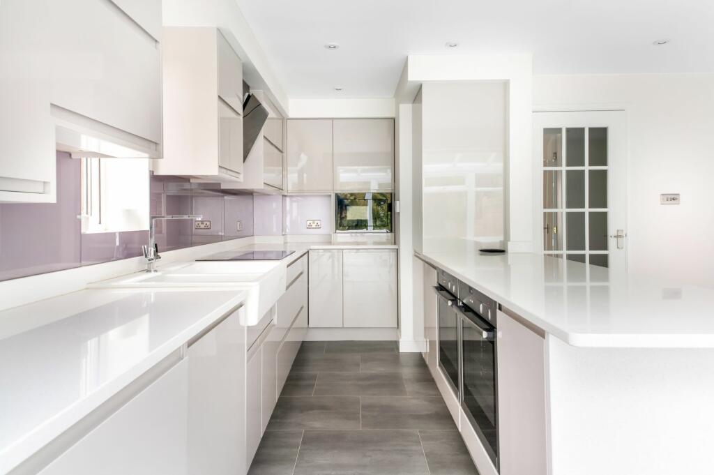 OPEN-PLAN DINING KITCHEN