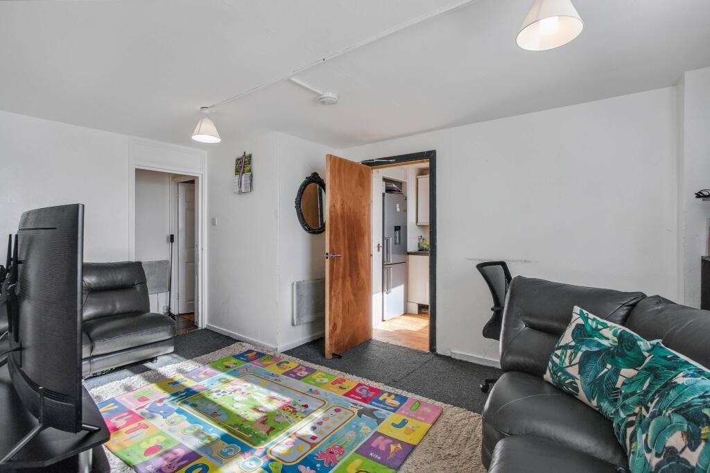 Flat 74 Gainsborough House, Ayley Croft, Enfield, Middlesex, EN1 1XZ