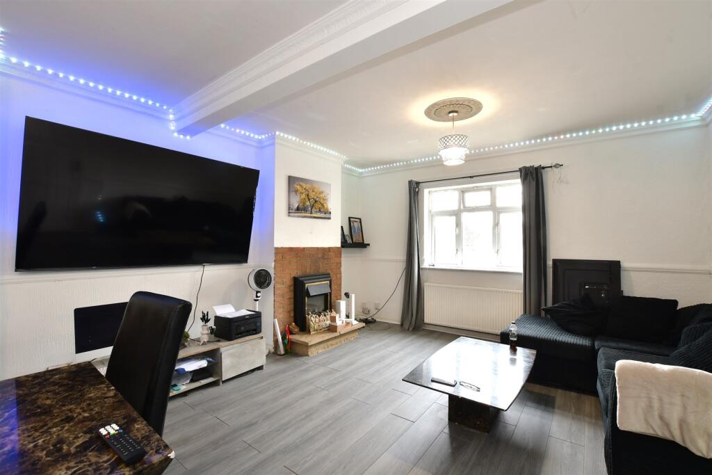 Lounge/Dining Area