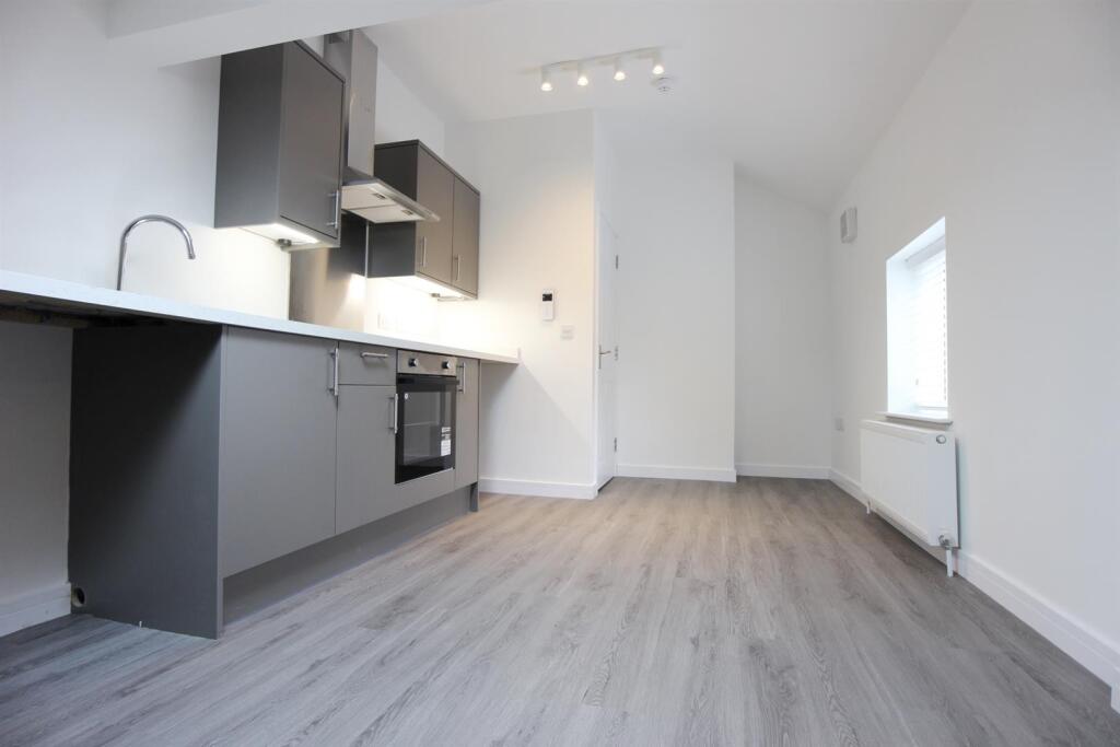 OPENPLAN KITCHEN/LIVING SPACE