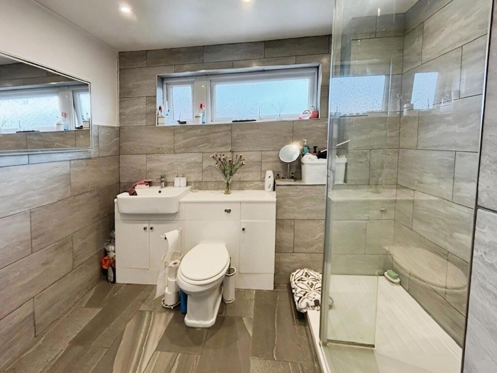 df2877c2-Shower 20Room 201.jpg