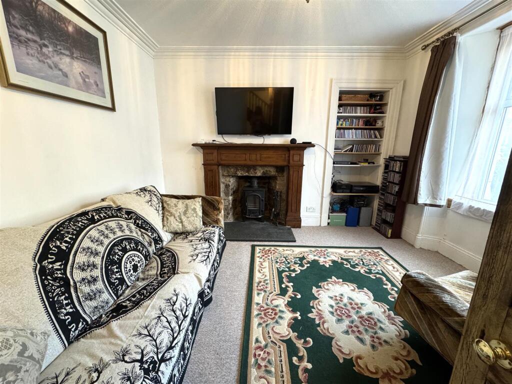 LOUNGE 1.JPG