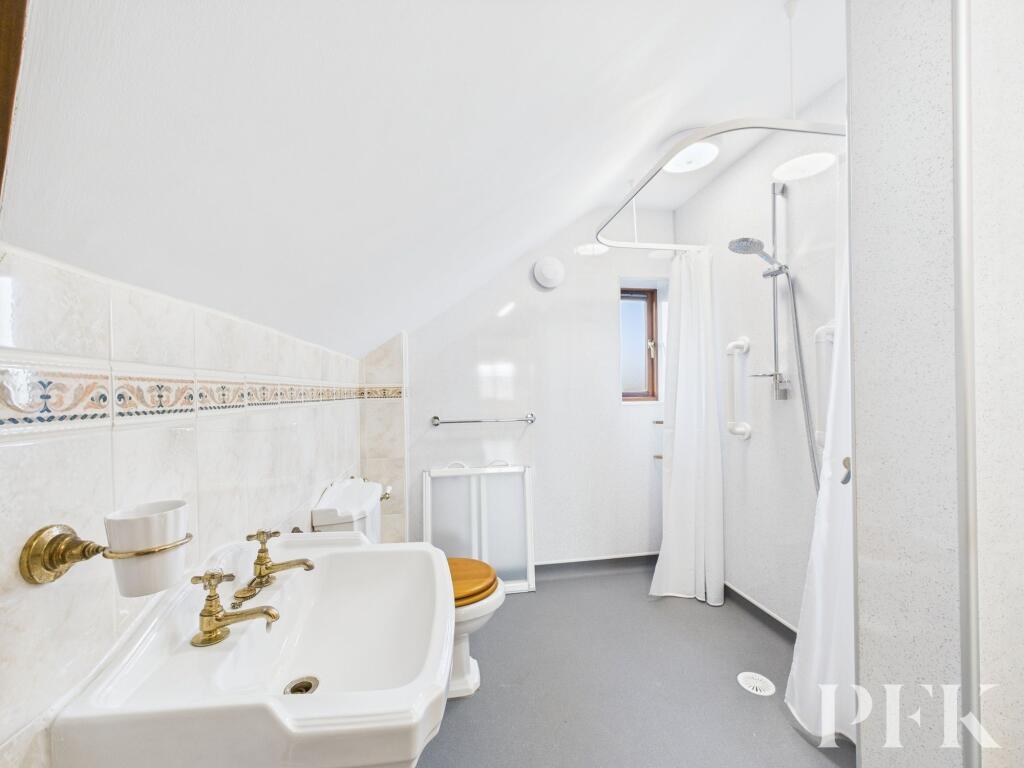 Principal Suite - En Suite Bathroom