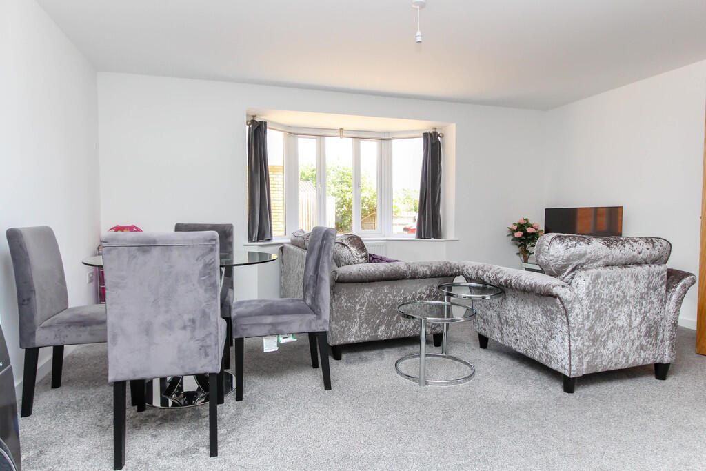 Lounge/Dining Roo...