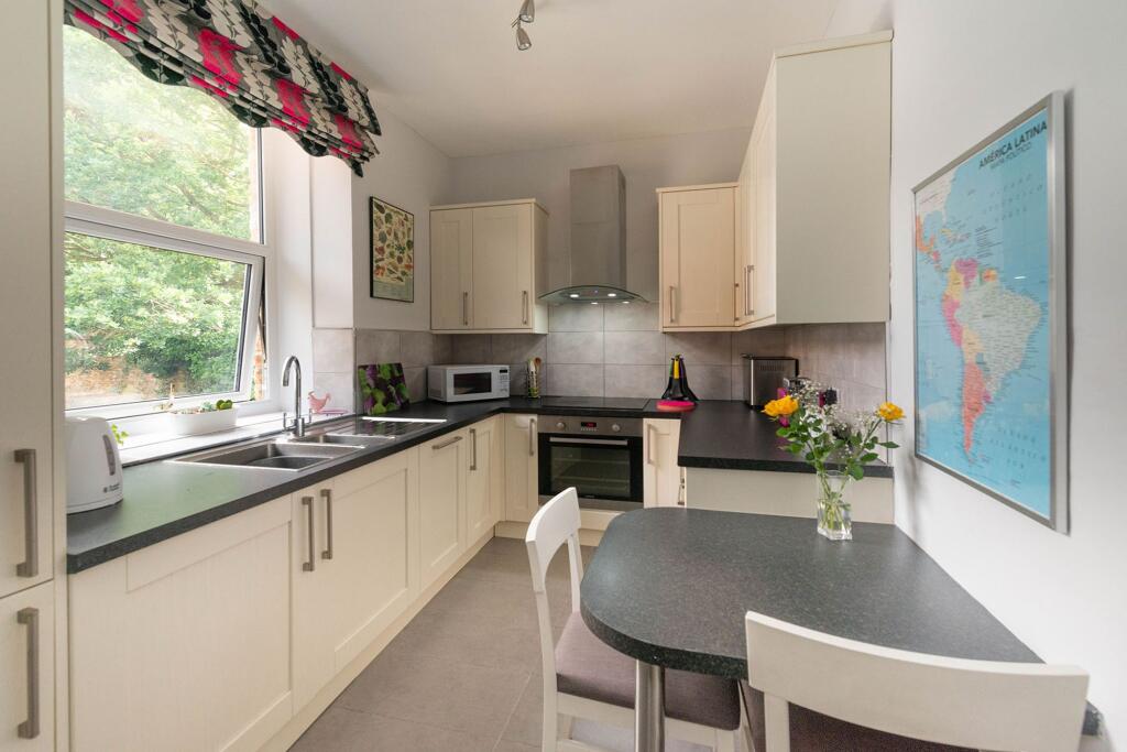 FABULOUS SITTING ROOM AND DINING KITCHEN