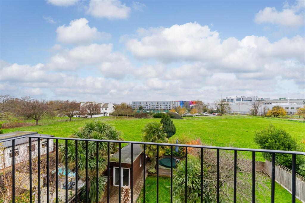 41 Oaklands Avenue, Isleworth TW7-33.jpg