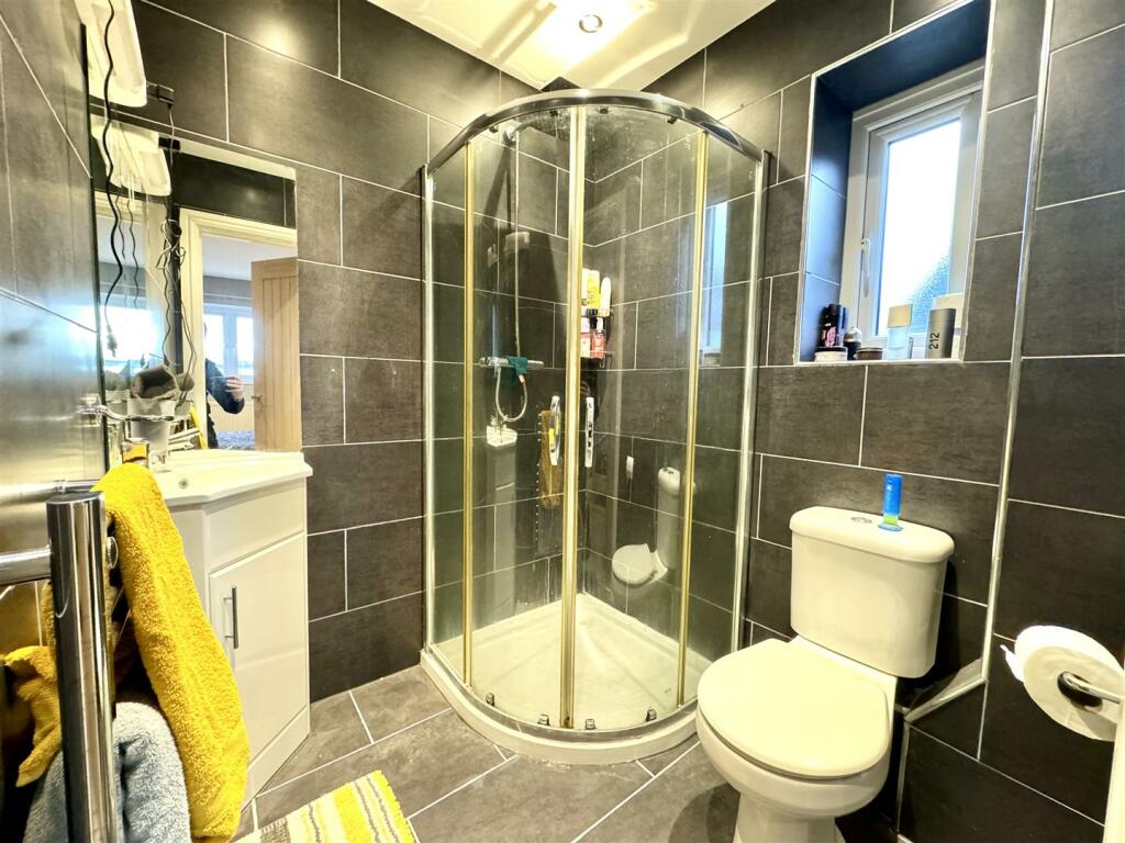 EN-SUITE SHOWER ROOM