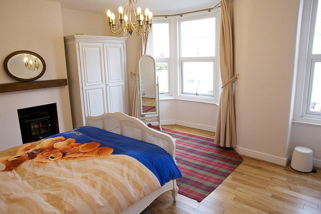 Bright and inviting double bedroom featuring la...