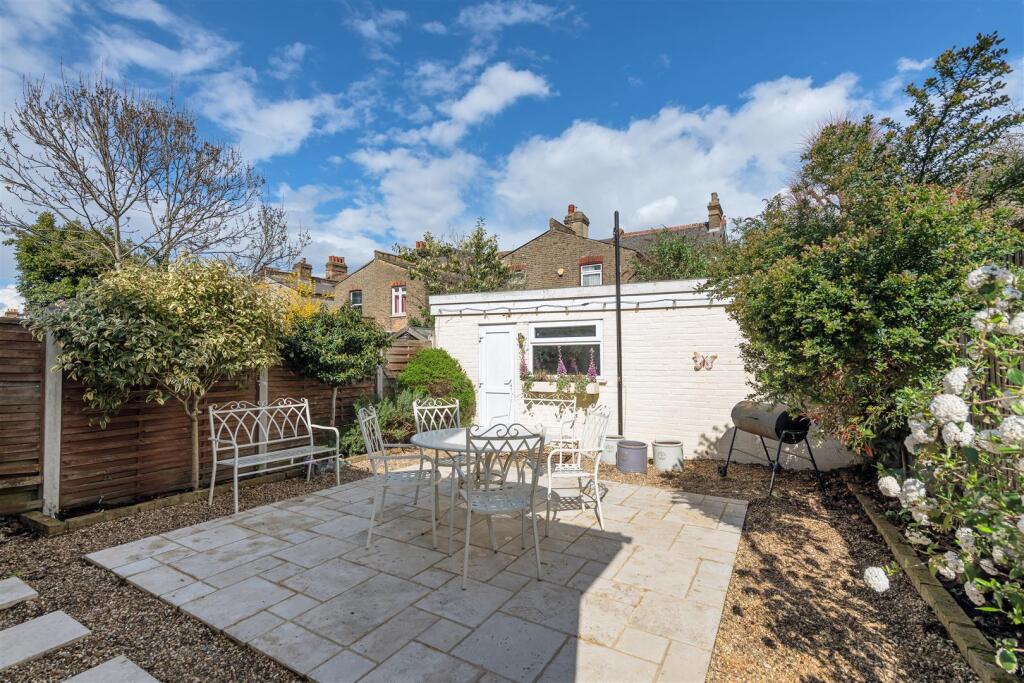 Peterborough Road, E10