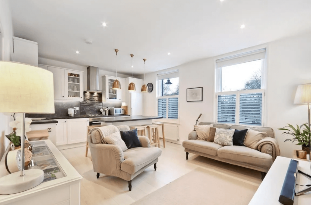 18B Clapham Common SW4 7AB