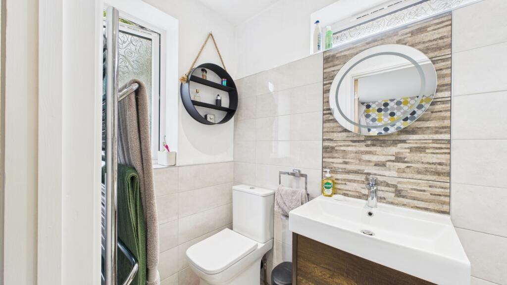 ewemove-goodwoodclose-masterbathroom2