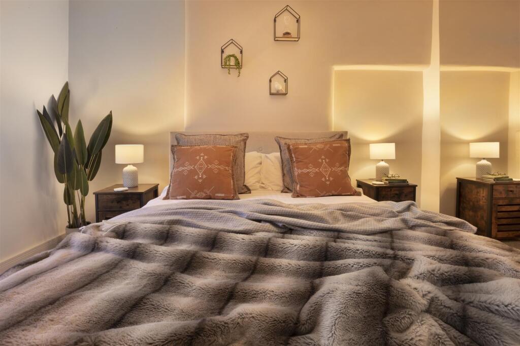 Master Bedroom - 04 copy.jpg