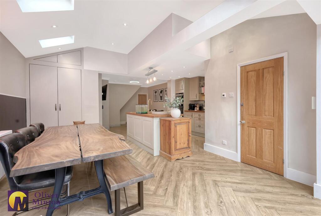 OPEN-PLAN THROUGH LOUNGE/KITCHEN DINER
