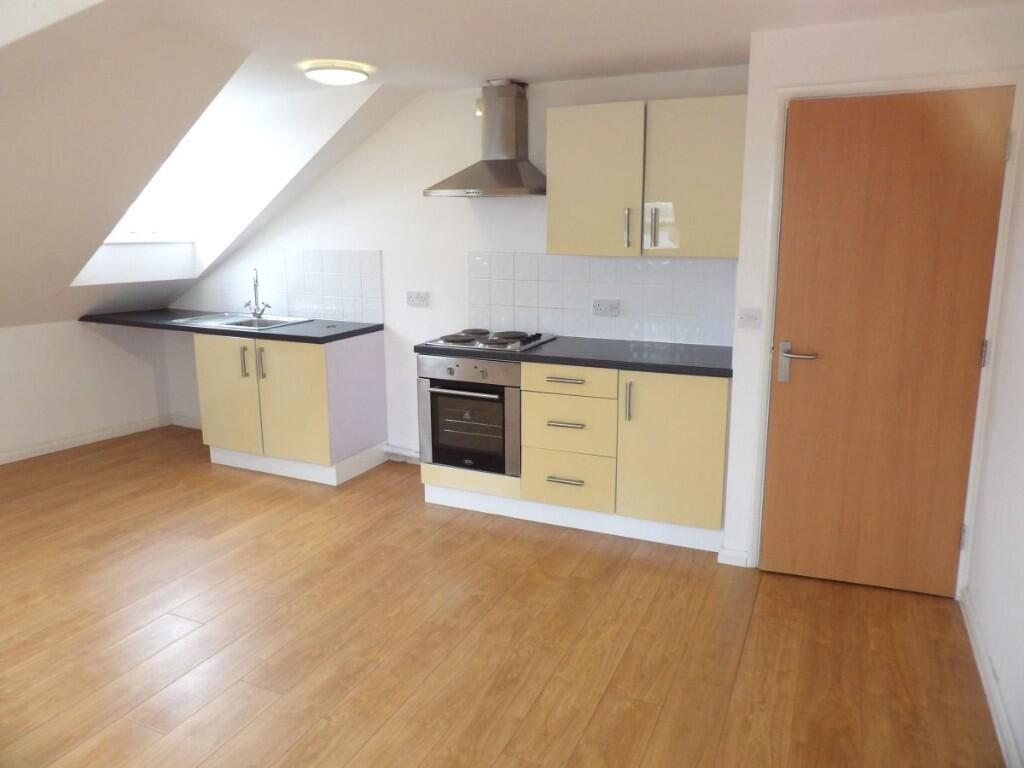 KITCHEN / LOUNGE