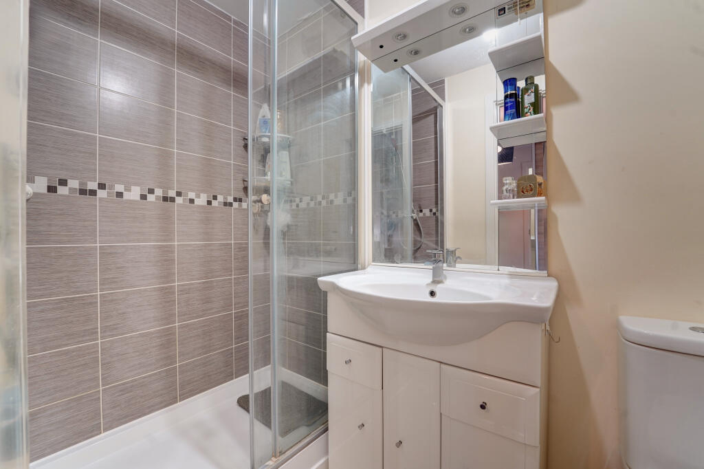 Master Bedroom En Suite Shot 2