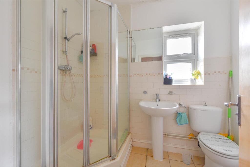 FLAT G SHOWER ROOM