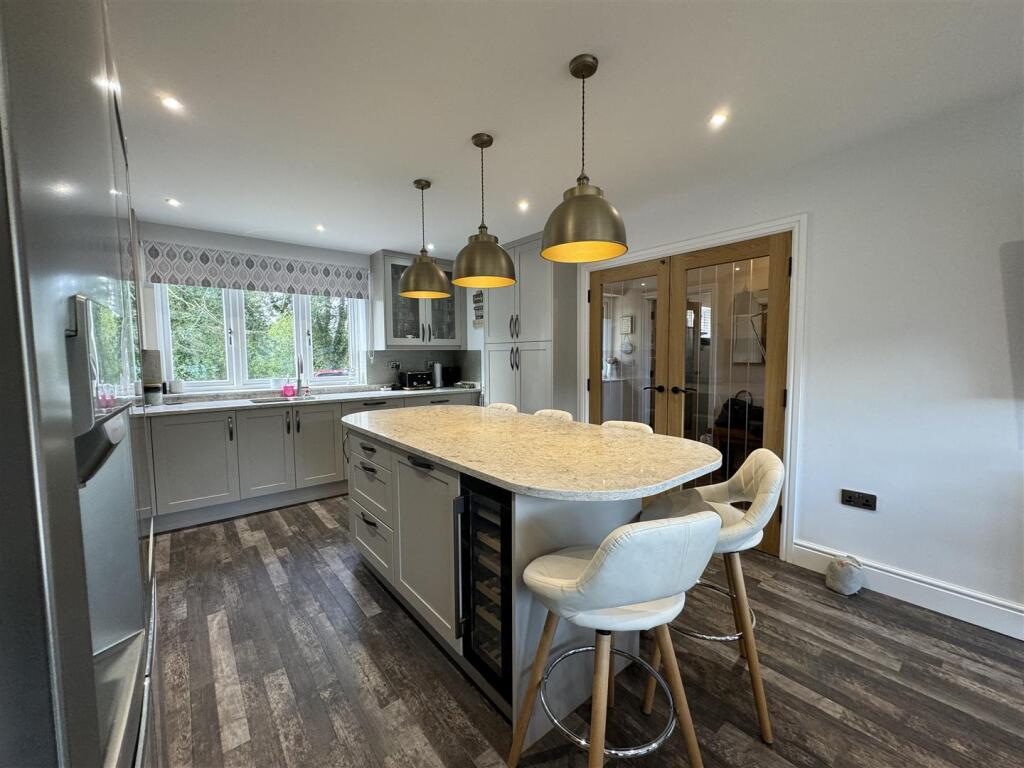 OPEN PLAN FAMILY KITCHEN