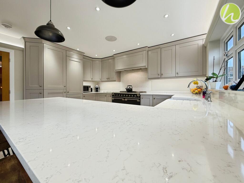 Kitchen/ Dining Room