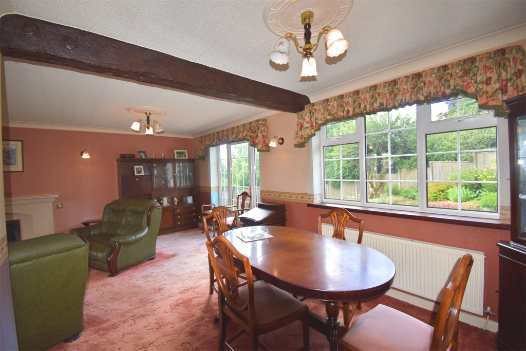 Sitting / Dining Roo