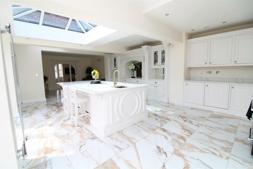 KITCHEN BREAKFAST AREA