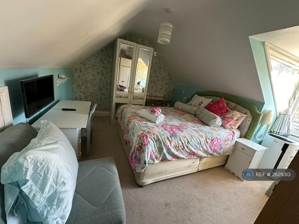 Apt Master Bedroom, 2 Wardrobes