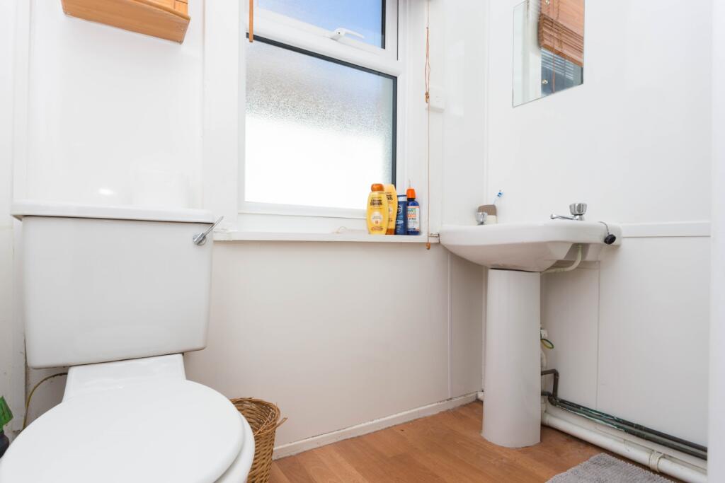 25 Hythe Road Toilet