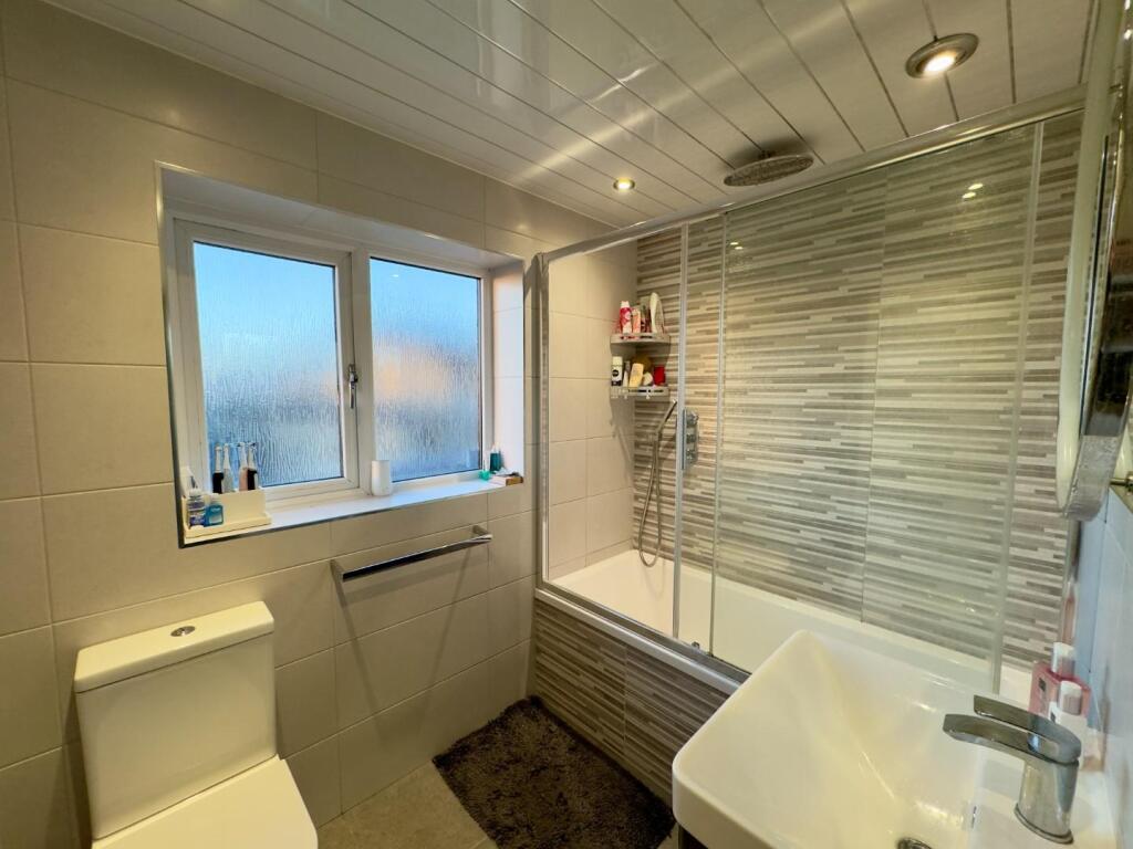 Family Bathroom 3 Photo, Clockhouse Grove, Burnley