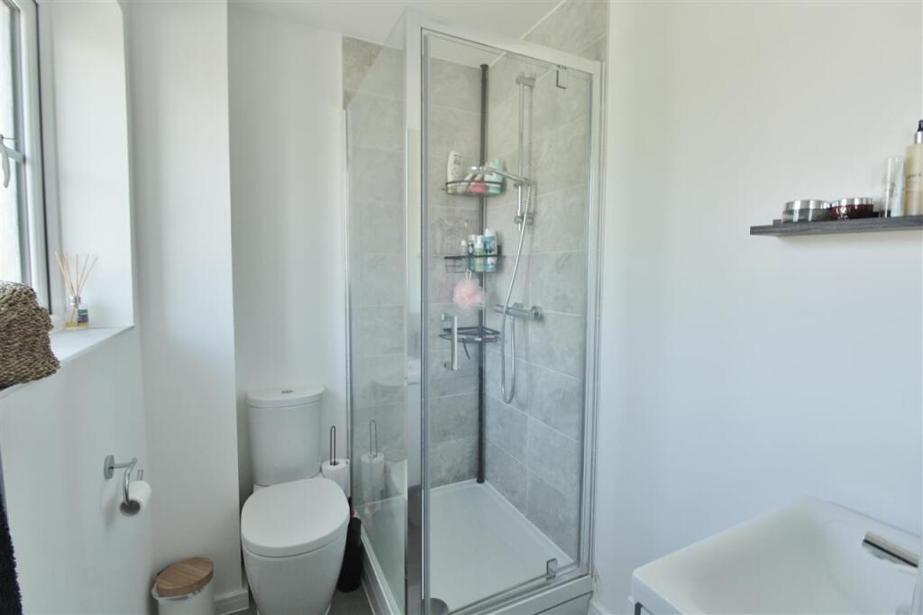 EN-SUITE SHOWER ROOM