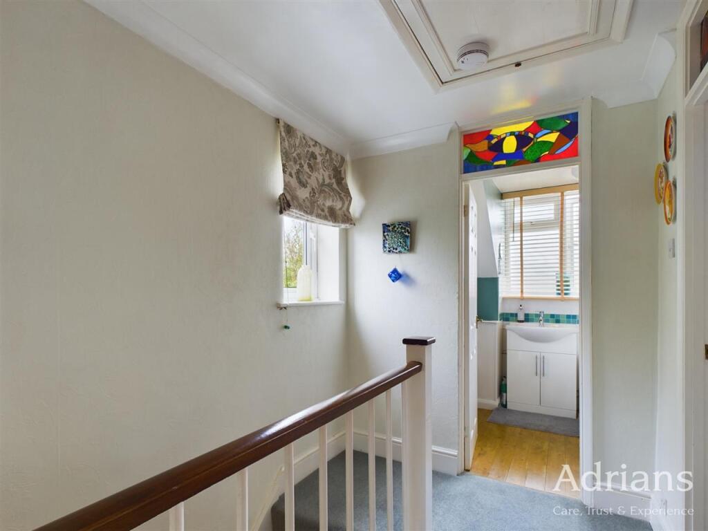 FIRST FLOOR LANDING