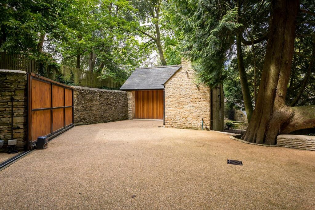 55 - Chipping Croft - GL8 8DQ - Web.jpg