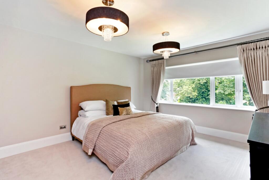 33 Bromet Close F...