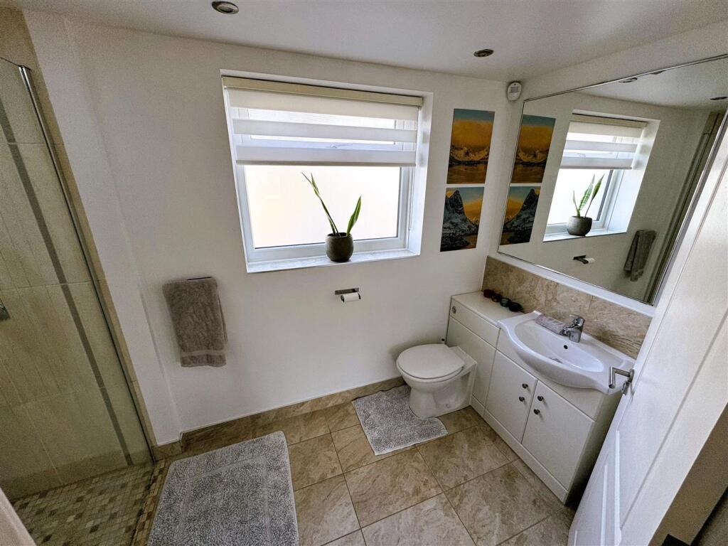 25 - Ensuite.jpg