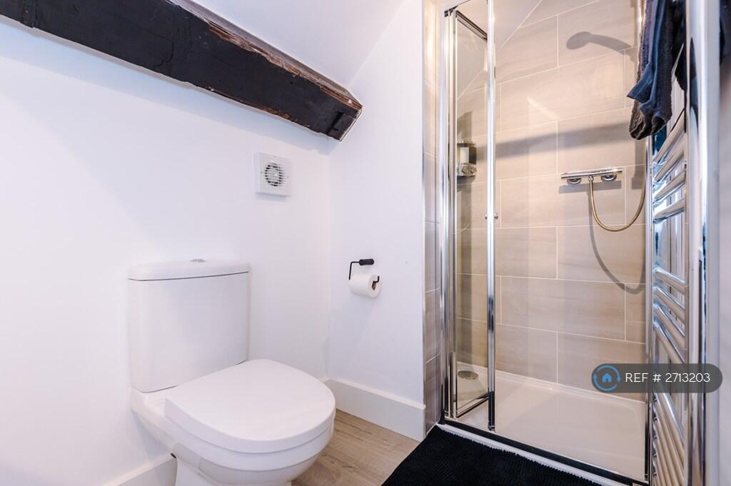 Upstairs En Suite