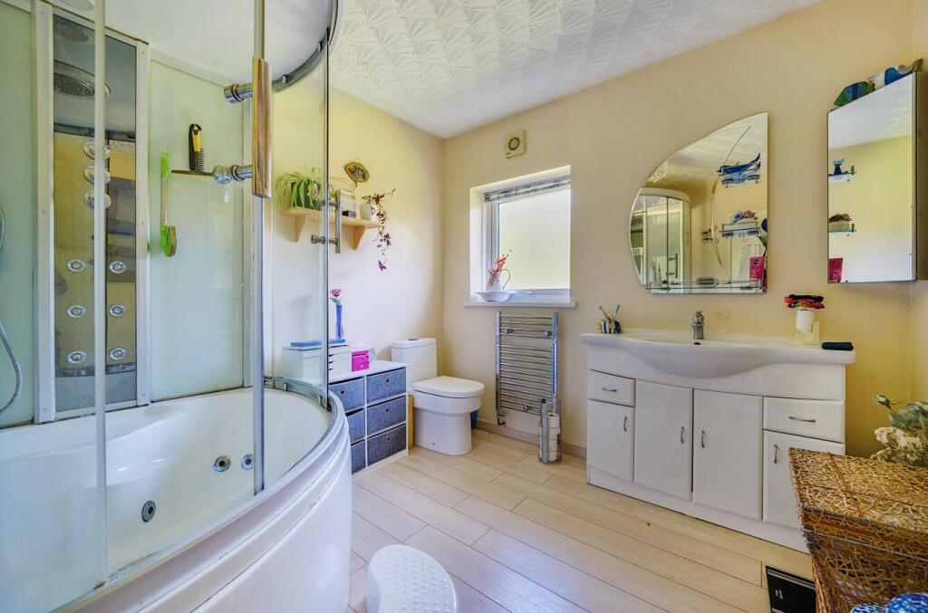 ensuite1.jpg