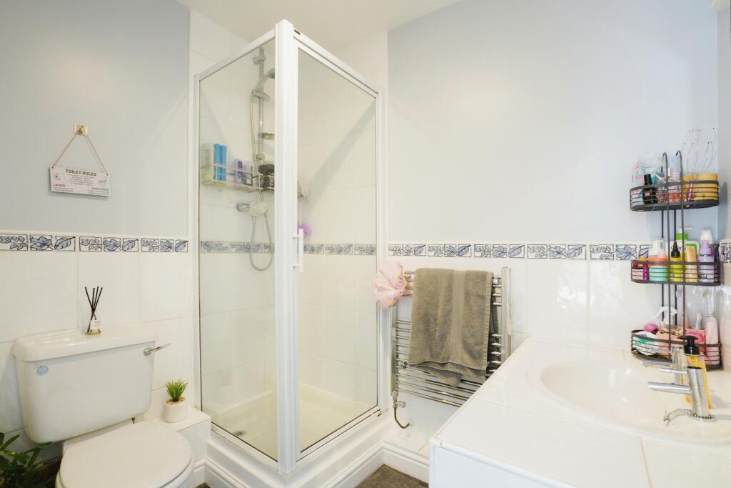 Bedroom 2 En Suite Shower