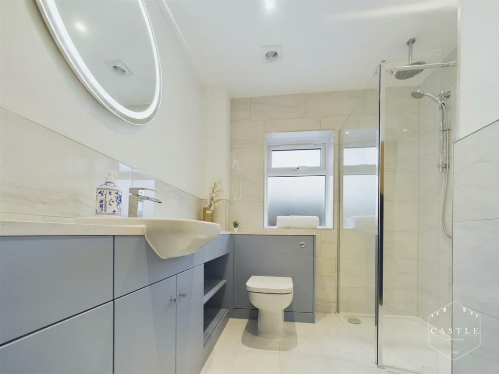 ENSUITE BATHROOM
