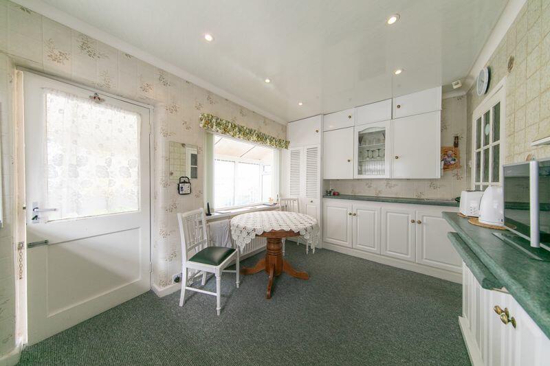 Kitchen &amp; dining space