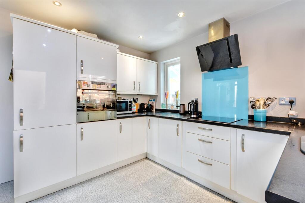 Kitchen_2.jpeg