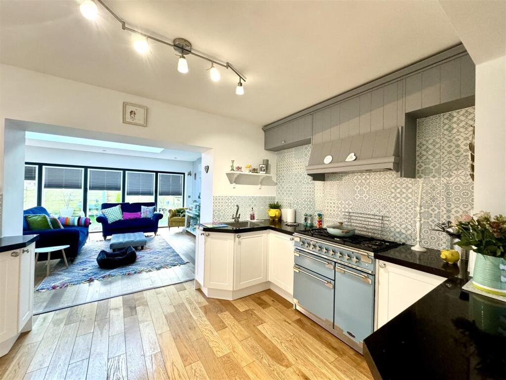 KITCHEN/BREAKFAST AREA