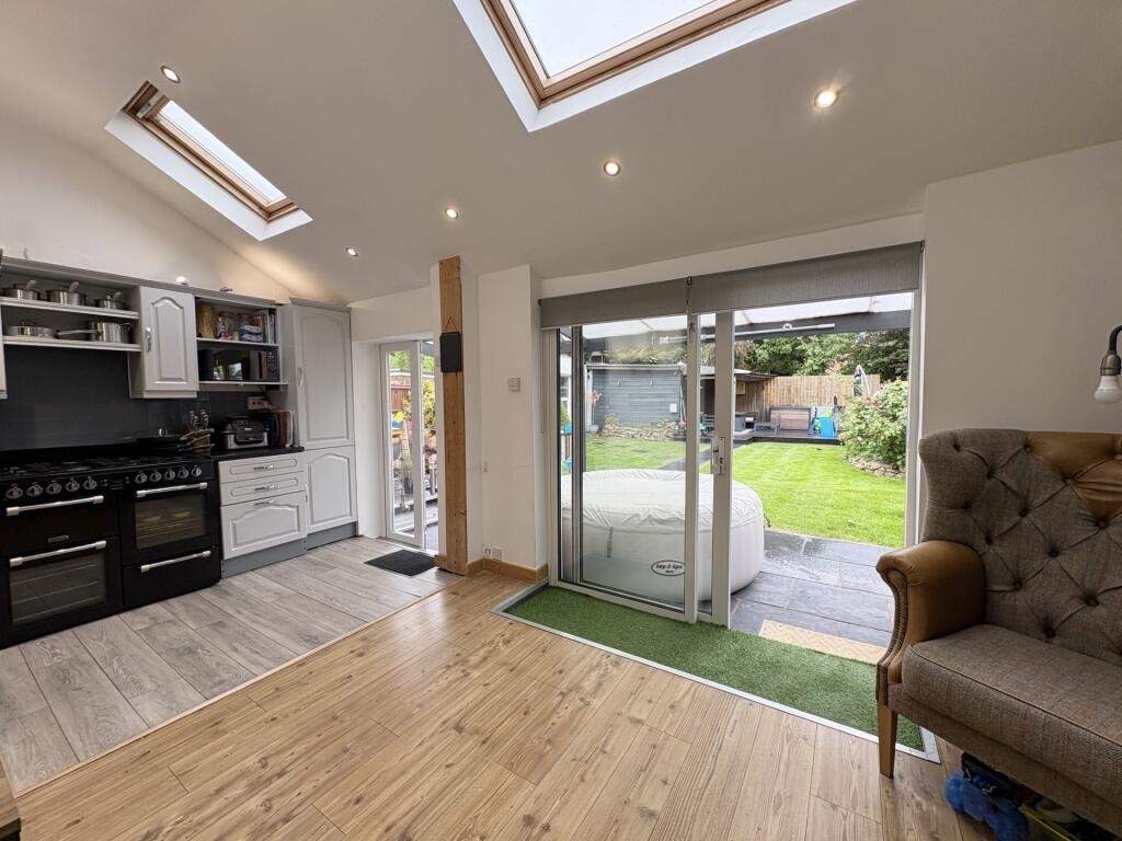 OPEN PLAN KITCHEN/DINING