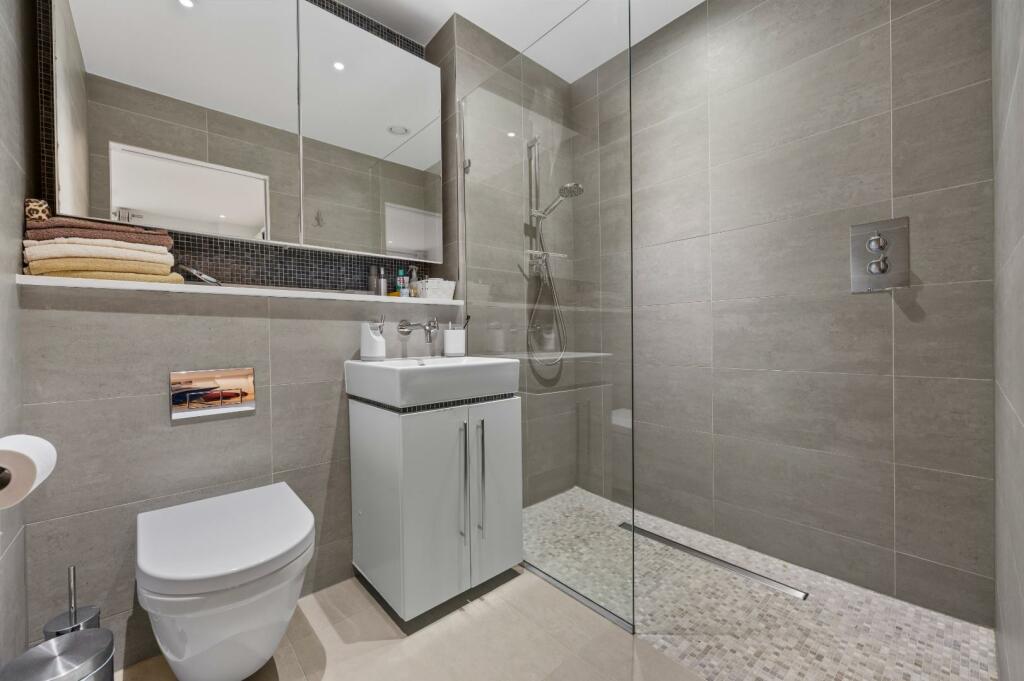 En suite to bedroom one