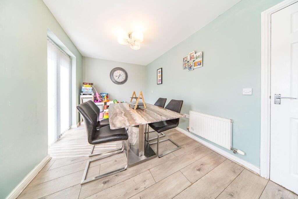 8 Riverside Mews dining area.jpg