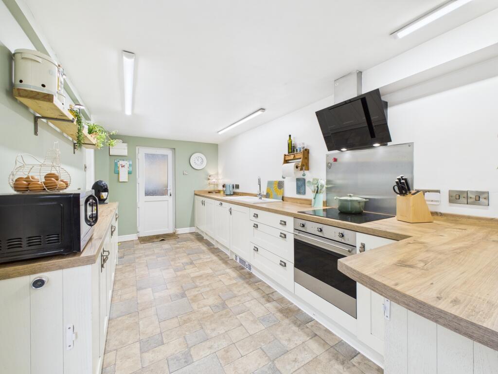 CAM04825G0-PR0244-STILL007