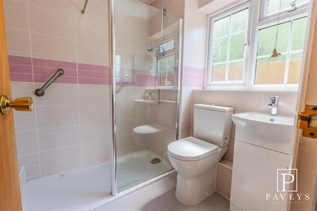 EN-SUITE SHOWER ROOM