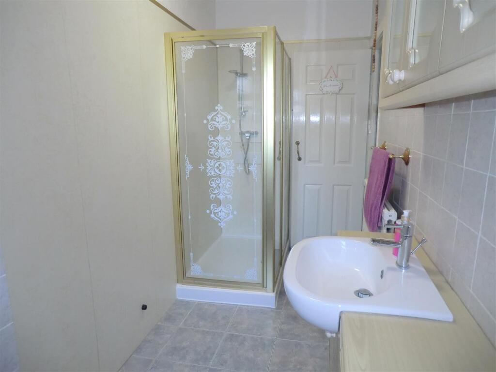 bathroom 2.jpg
