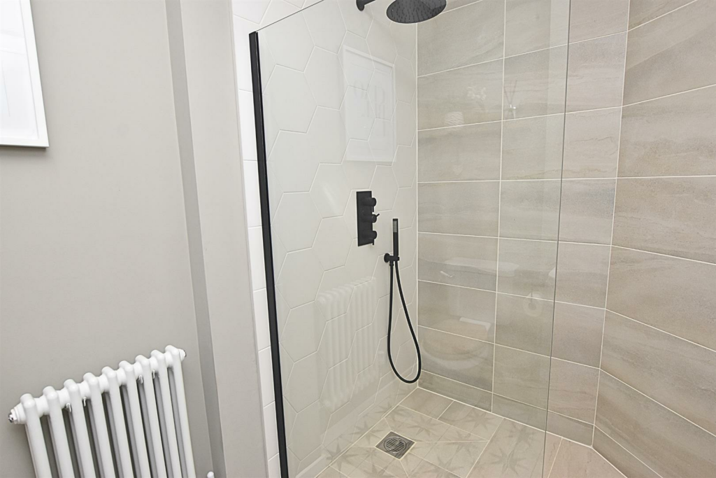 CLOAKS/SHOWER ROOM