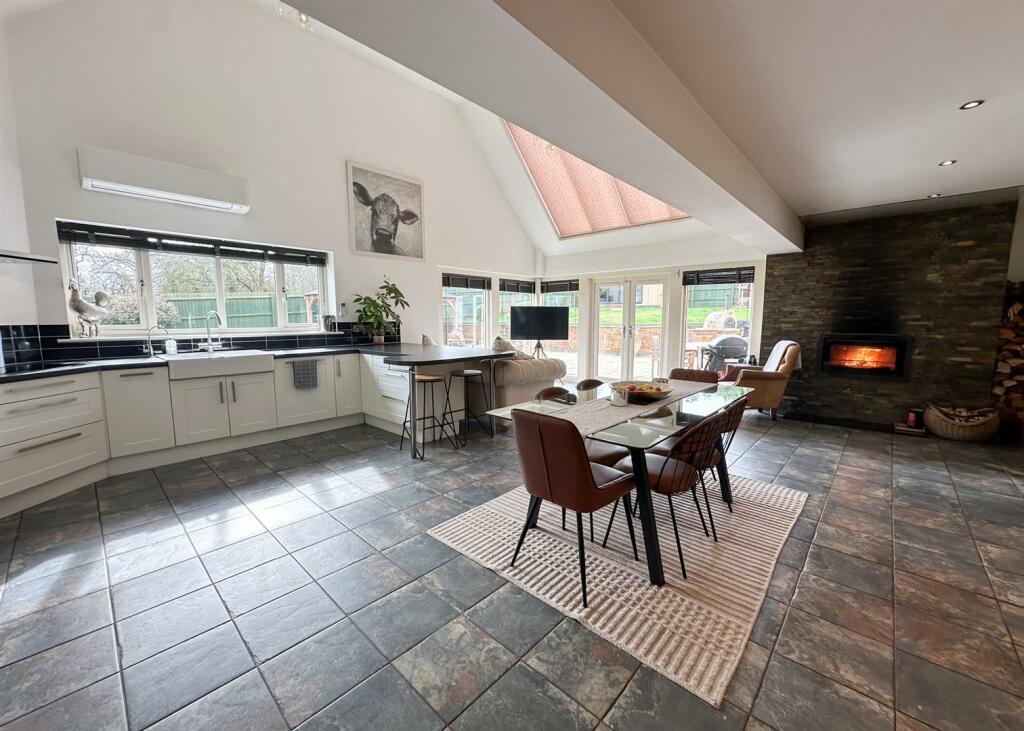 LIVING KITCHEN