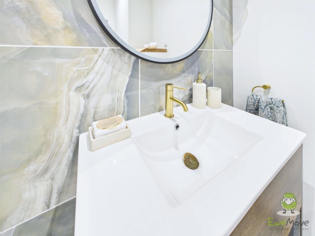 CAM01543G0-PR0166-STILL038